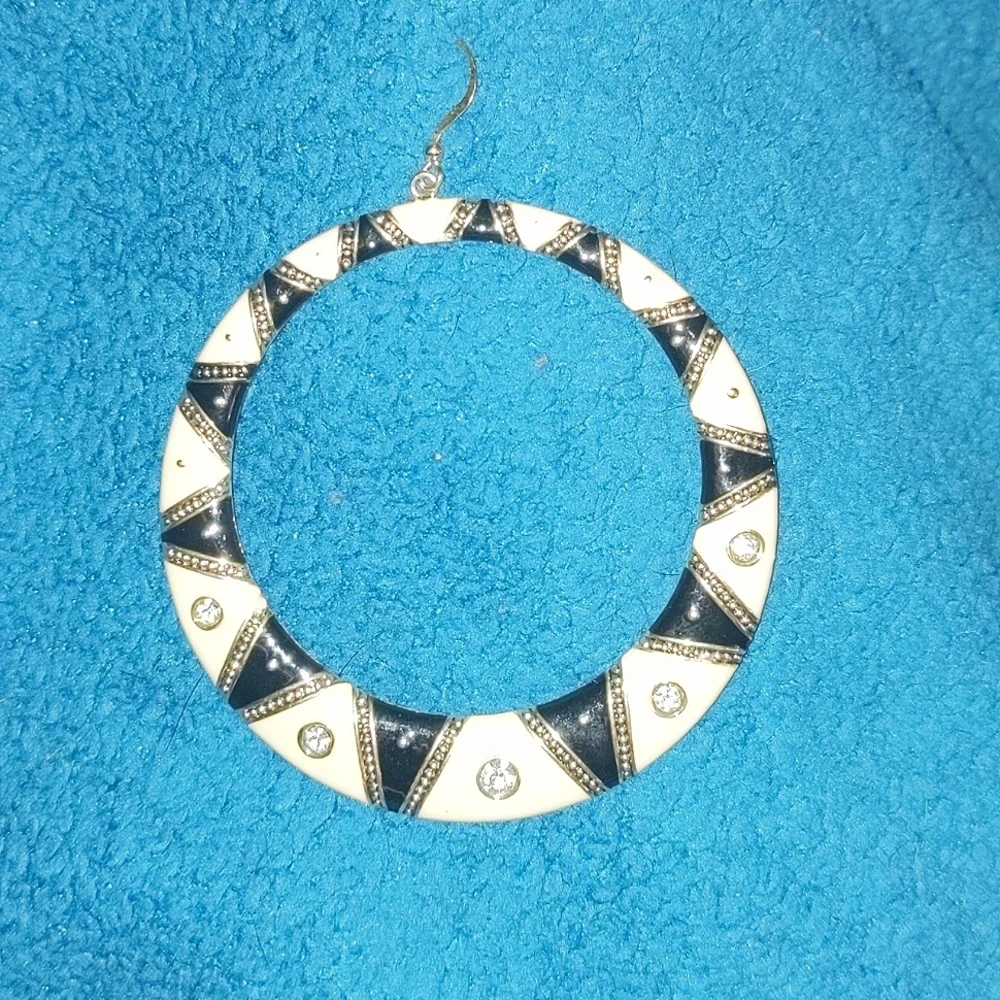 Island Designs by Harry Haslett Earrings LARGE Circular Black and Cream Dangle - Picture 10 of 11